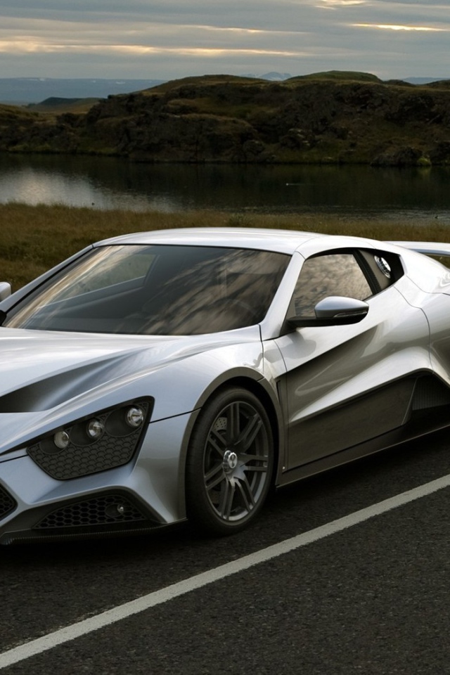 Серебристый автомобиль Zenvo ST1