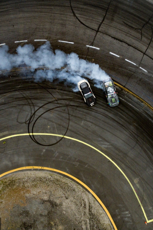 Дым от дрифтующих автомобилей