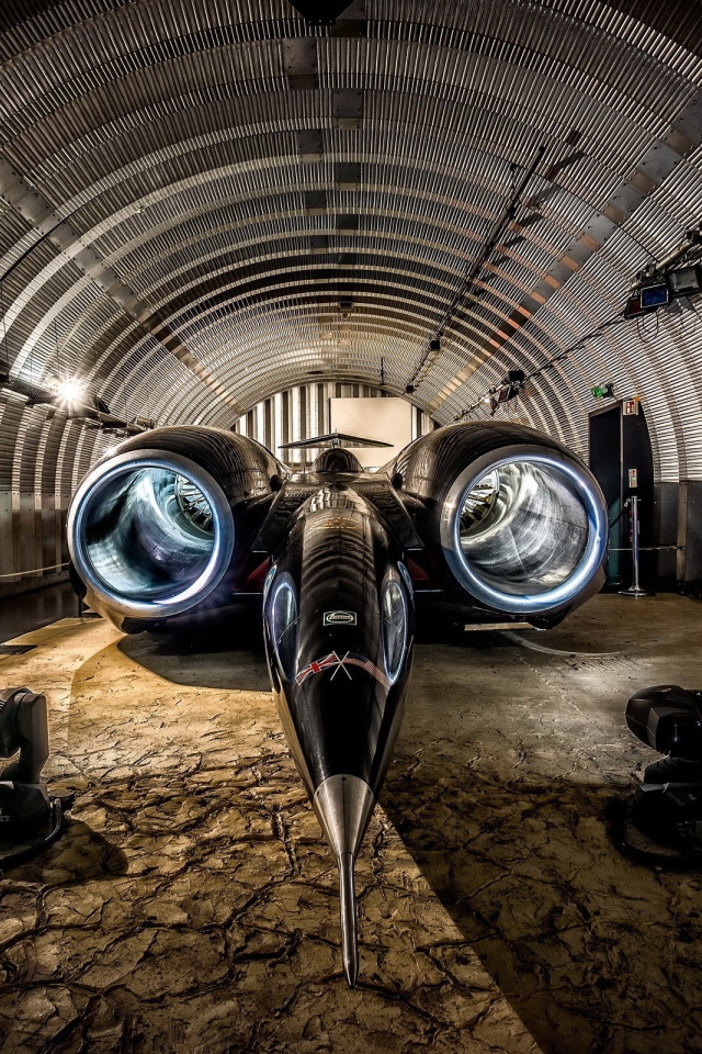 Скоростной автомобиль Thrust SSC в ангаре