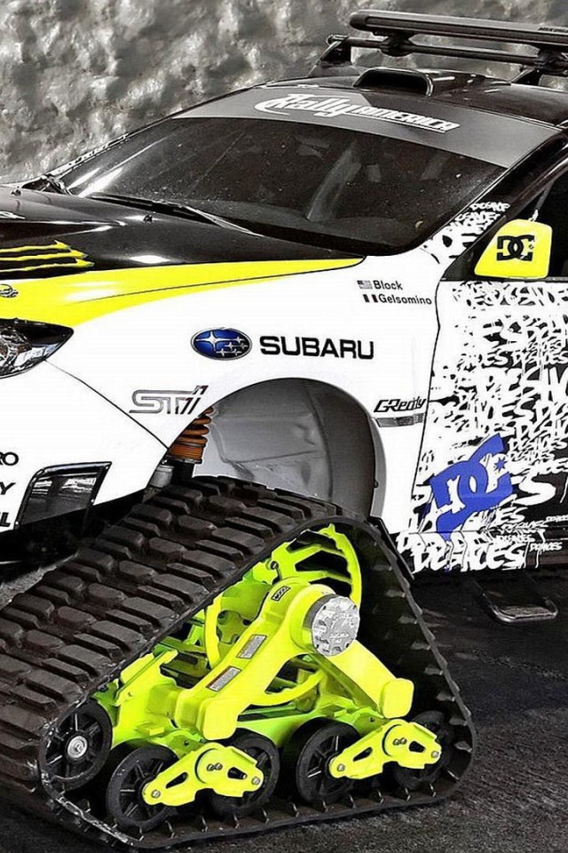 Автомобиль Subaru WRX на гусеничном ходу