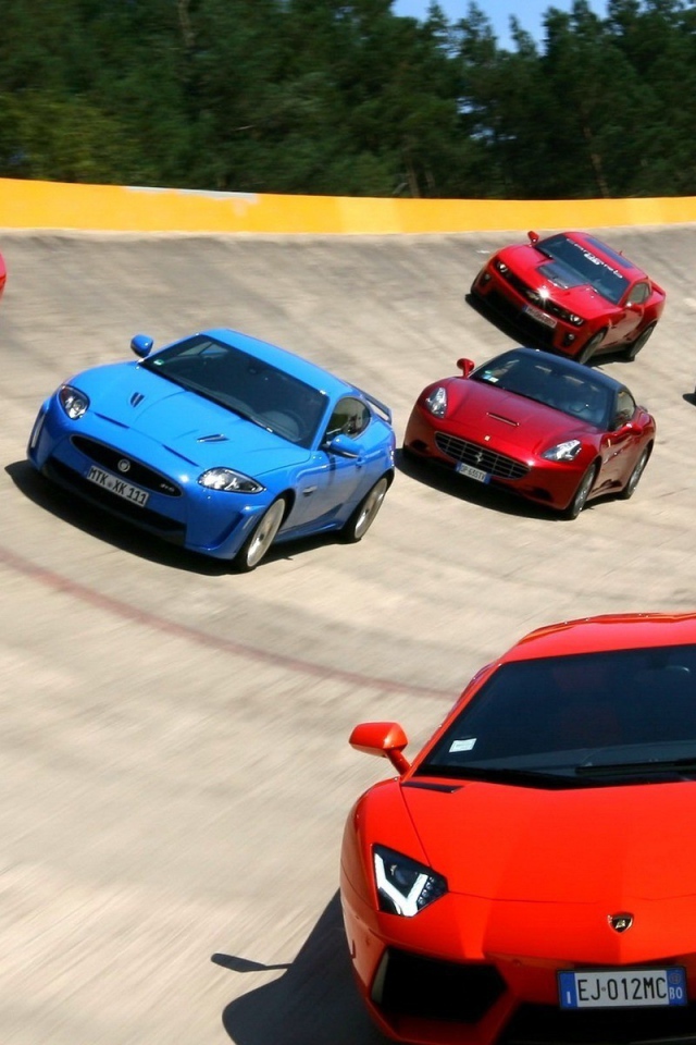 Спортивные суперкары на изогнутой поверхности