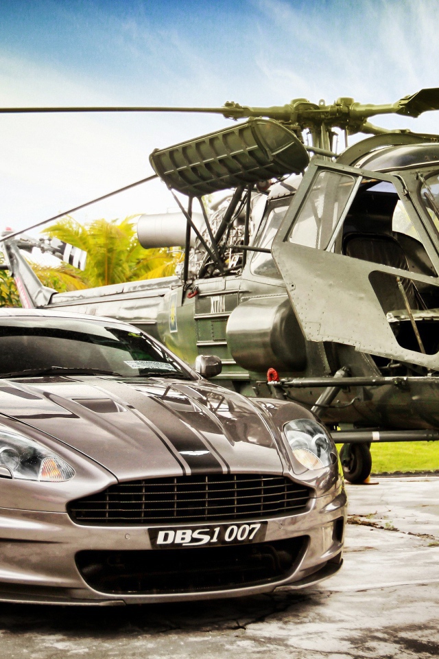 Автомобиль Джеймс Бонда у вертолета