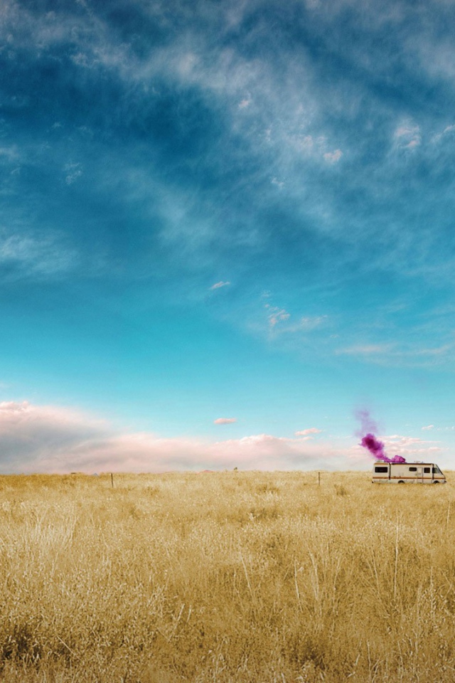 Автомобиль стоит среди поля