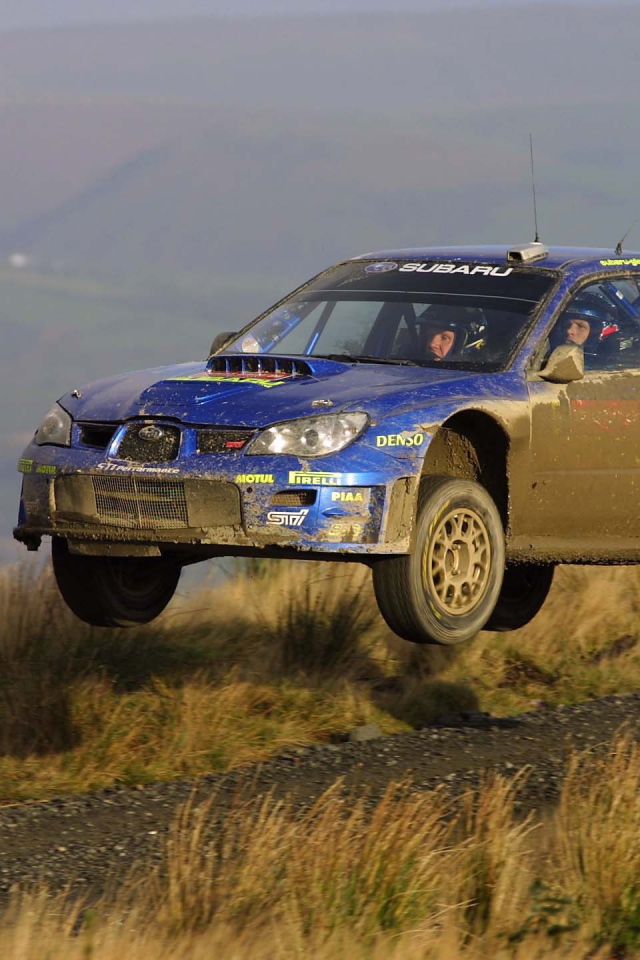 Автомобиль подпрыгнул на кочке