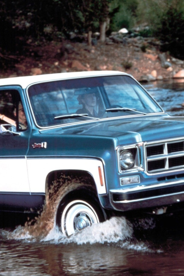 Автомобиль преодолевает реку вброд