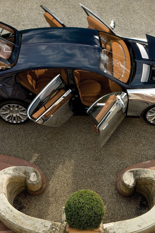 Машина с открытыми дверями