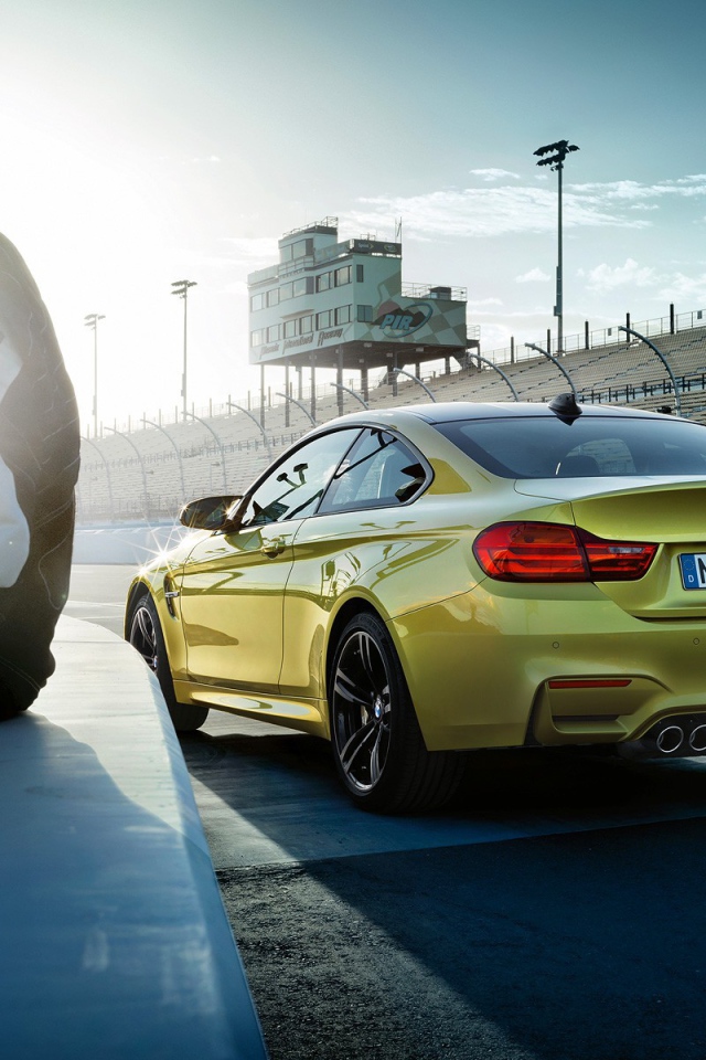 Гонщик отдыхает на парапете трека