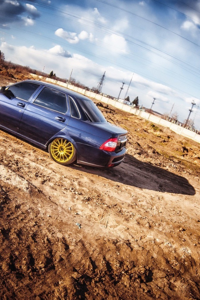 Автомобиль стоит на грунтовой дороге