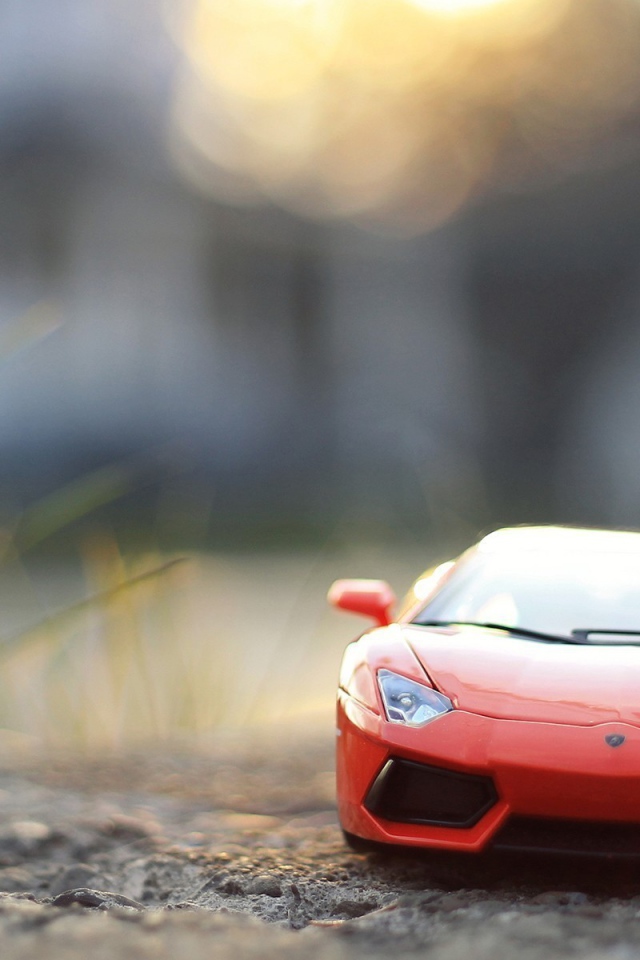 Игрушечный автомобиль на земле