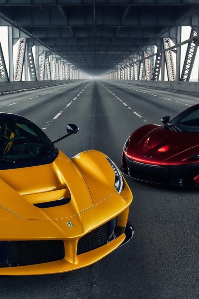 Два гоночных автомобиля на мосту