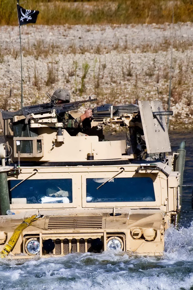 Военный Хаммер преодолевает водную преграду
