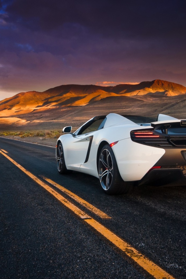 Белый кабриолет McLaren