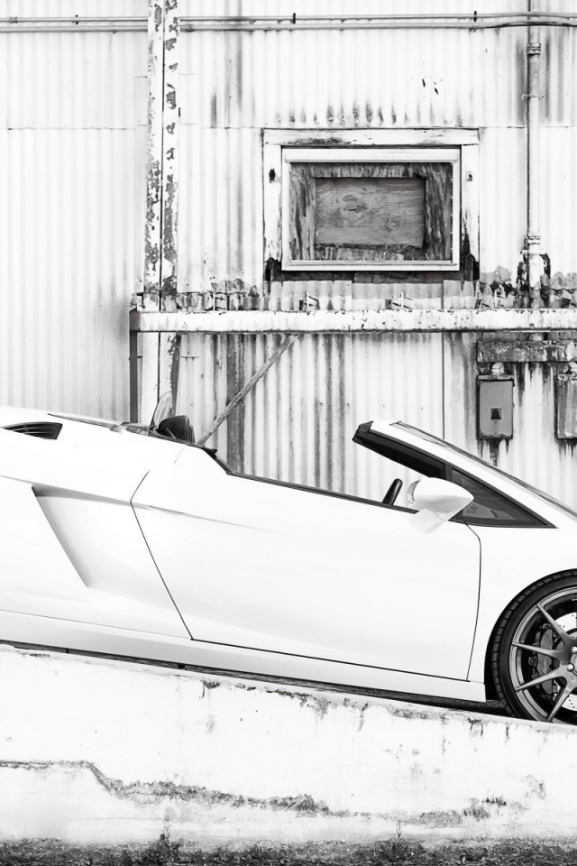 Белый кабриолет стоит на уклоне