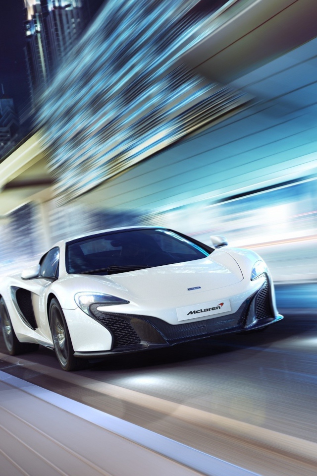 Белый McLaren P1 мчится по улице