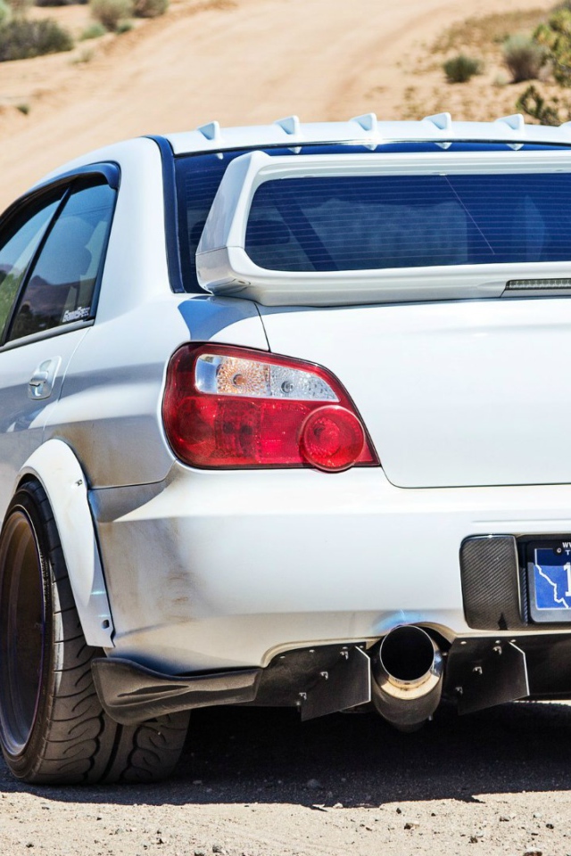 Белая Subaru Impreza STI