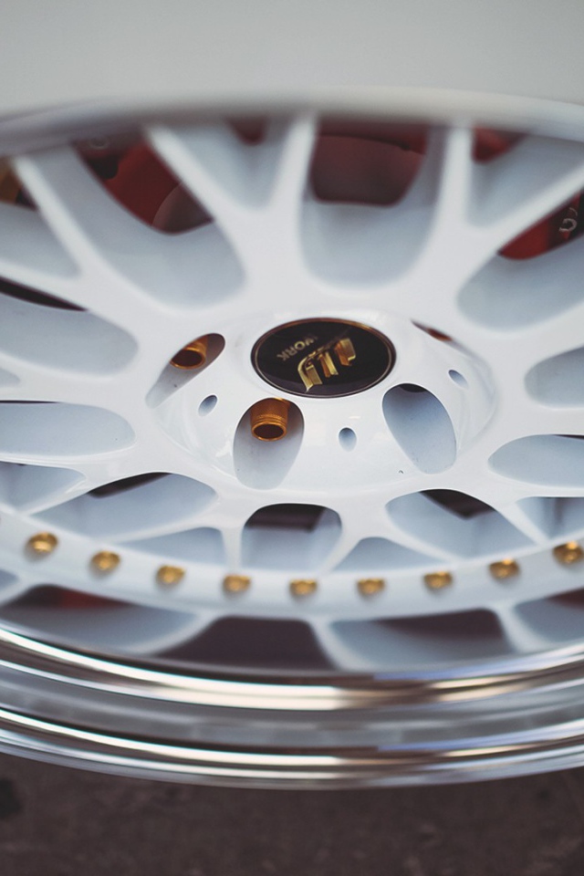 Белый автомобильный диск