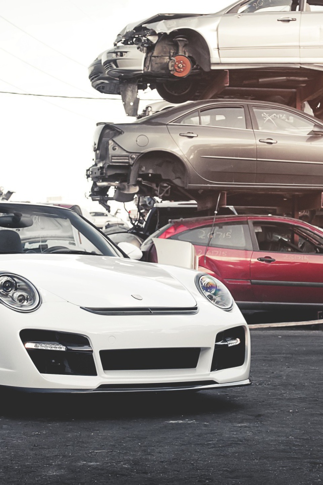 Белый кабриолет на свалке автомобилей