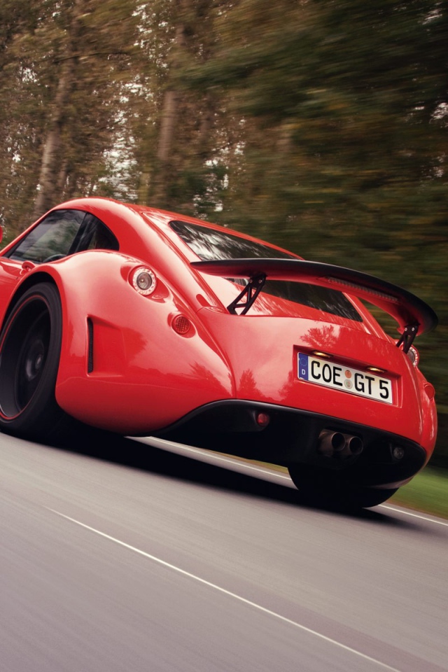 Спорт кар Wiesmann на фоне леса