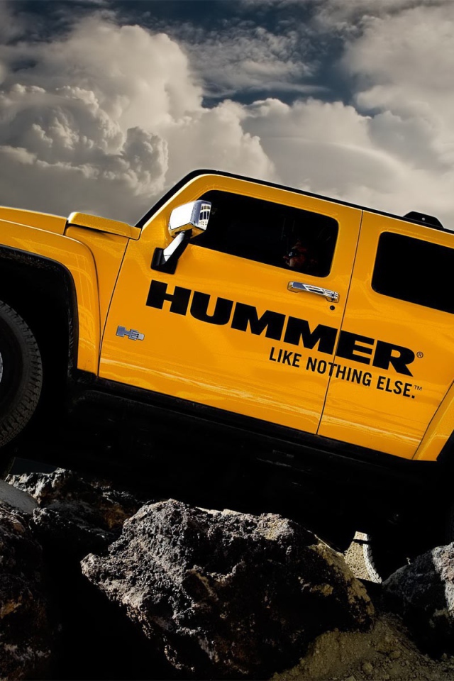 Желтый Hummer на камнях