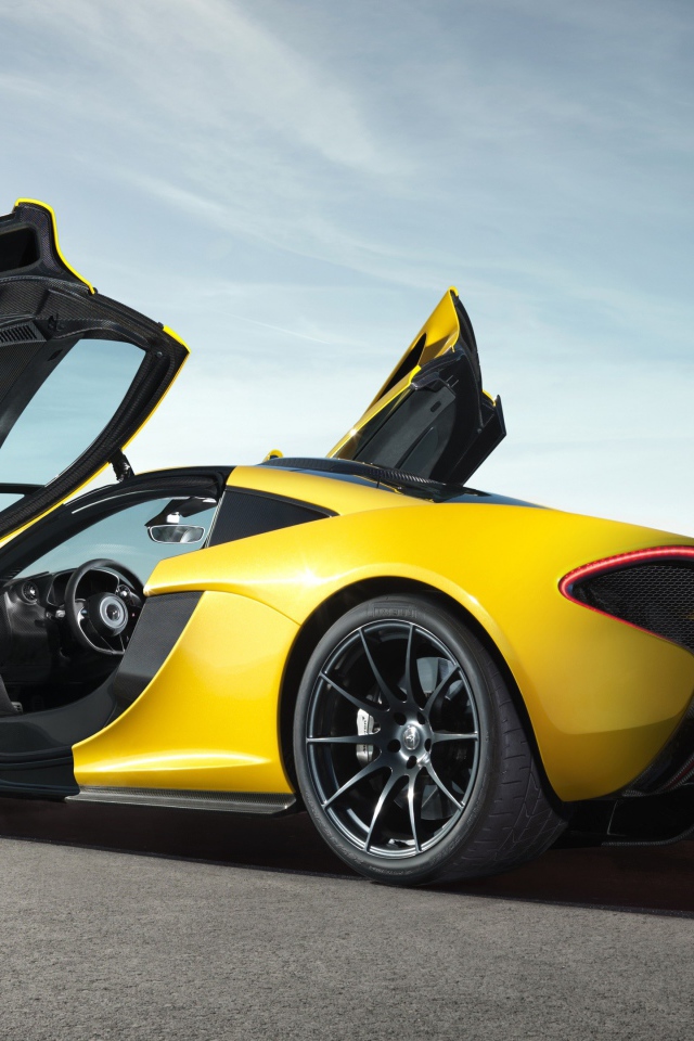 Желтый McLaren с открытыми дверями