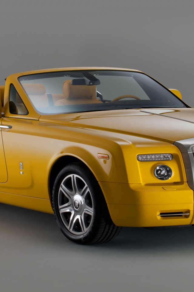 Желтый кабриолет с желтым кожаным салоном