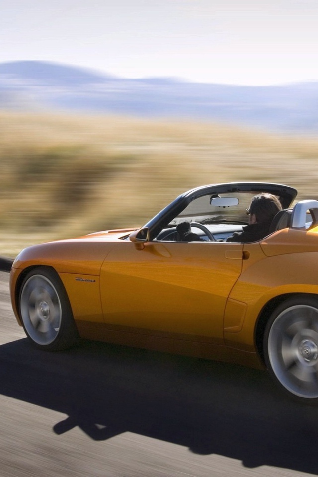 Желтый спортивный кабриолет на шоссе