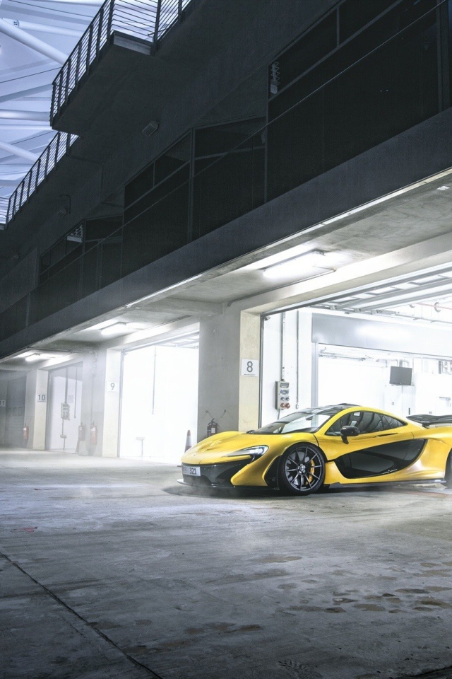 Желтый McLaren выезжает из гаража