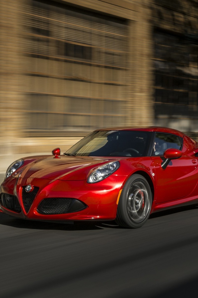Красный Alfa Romeo 4C на улице