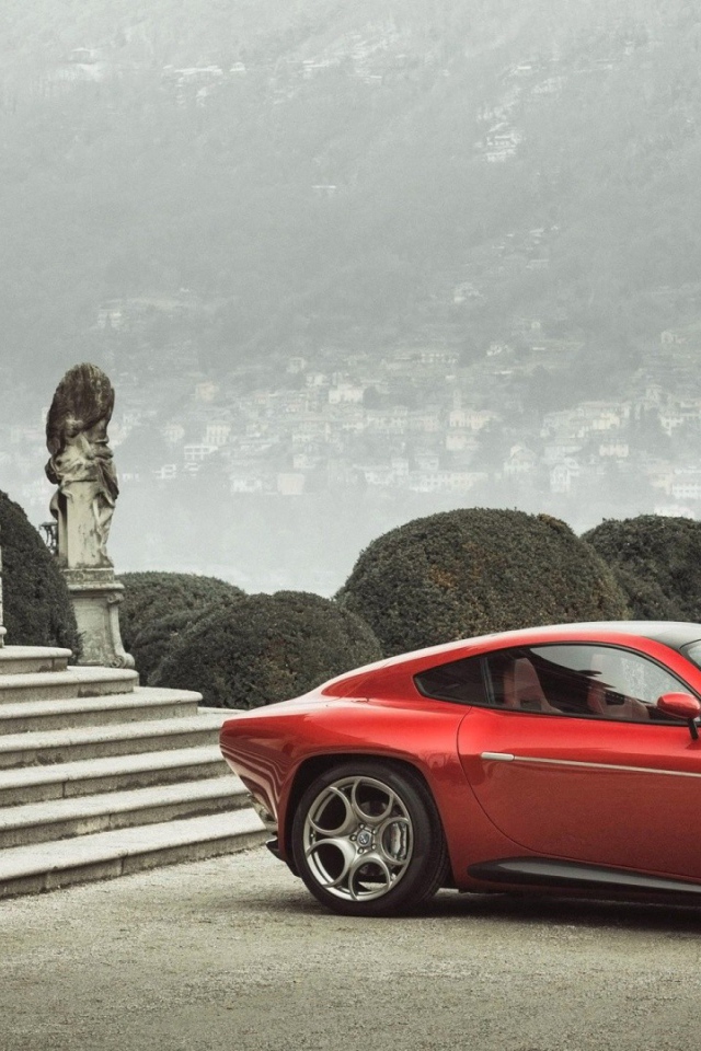 Красная Альфа Ромео у ступенек