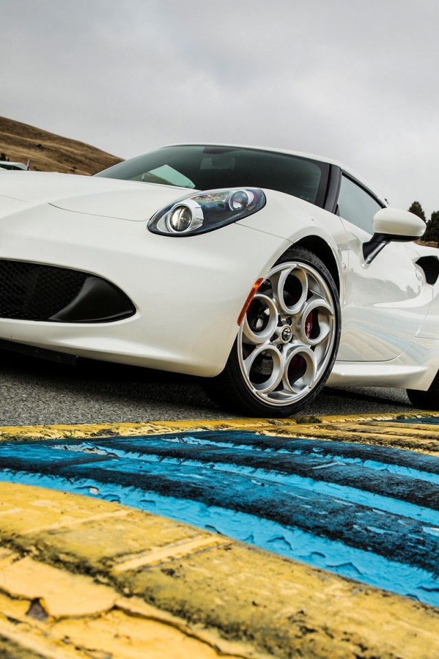 Спортивная машина Alfa Romeo 4C