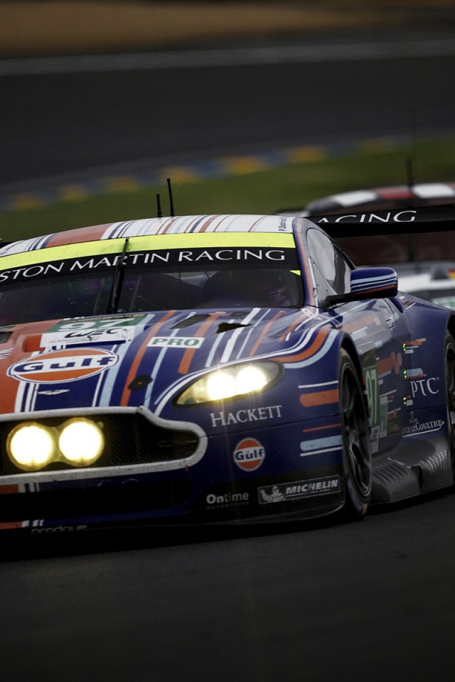 Гоночный Aston Martin с горящими фарами