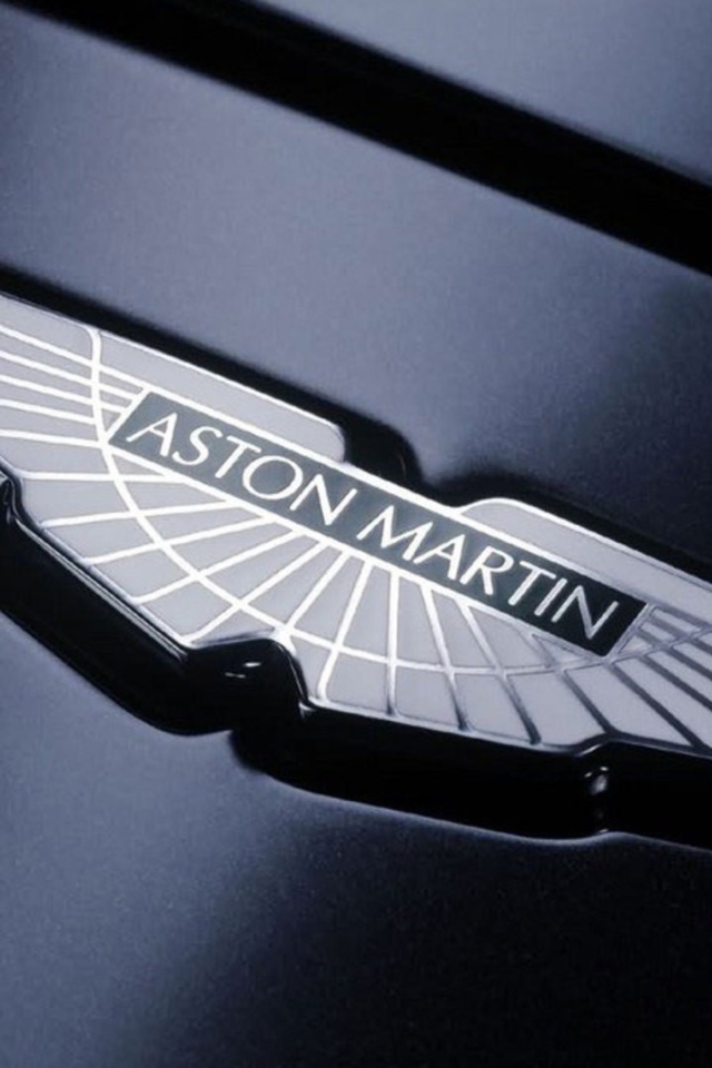 Логотип Aston Martin на черном фоне