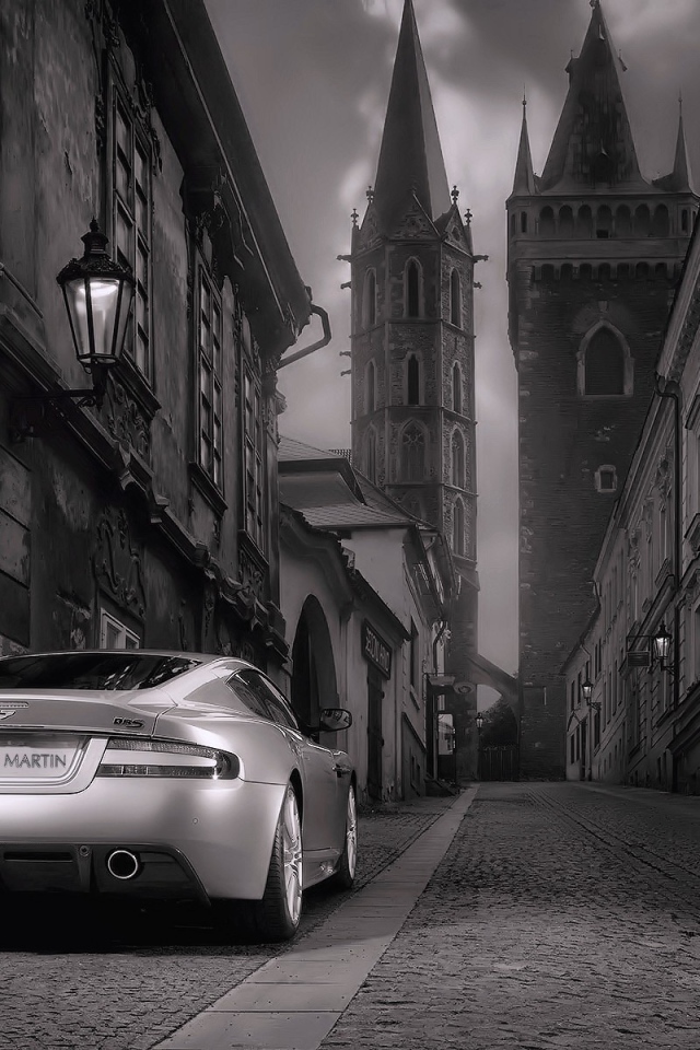 Великолепный Aston Martin в сером городе
