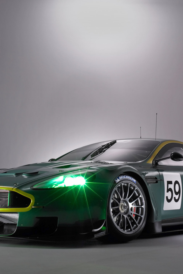 Зеленые фары у спортивного Aston Martin