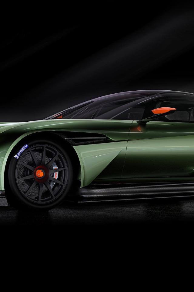 Зеленый спортивный Aston Martin на черном фоне