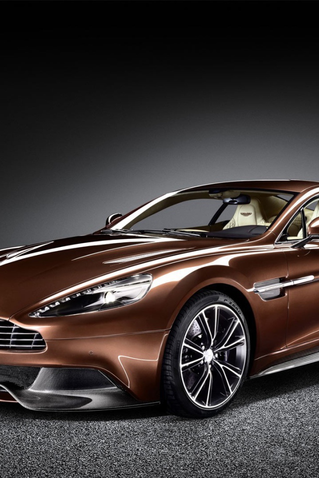 Новый коричневый Aston Martin Vanquish