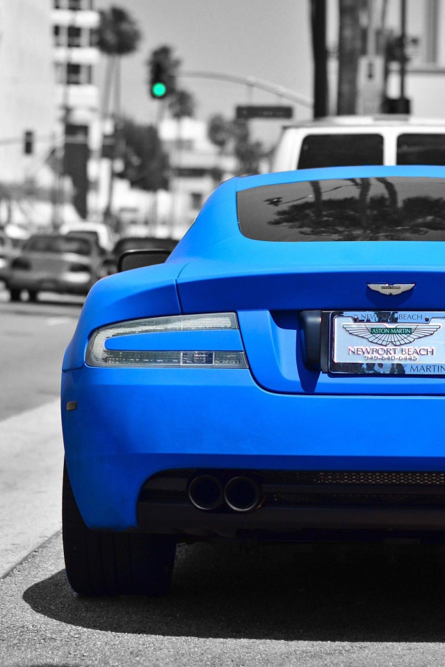 Вид сзади на голубой Aston Martin