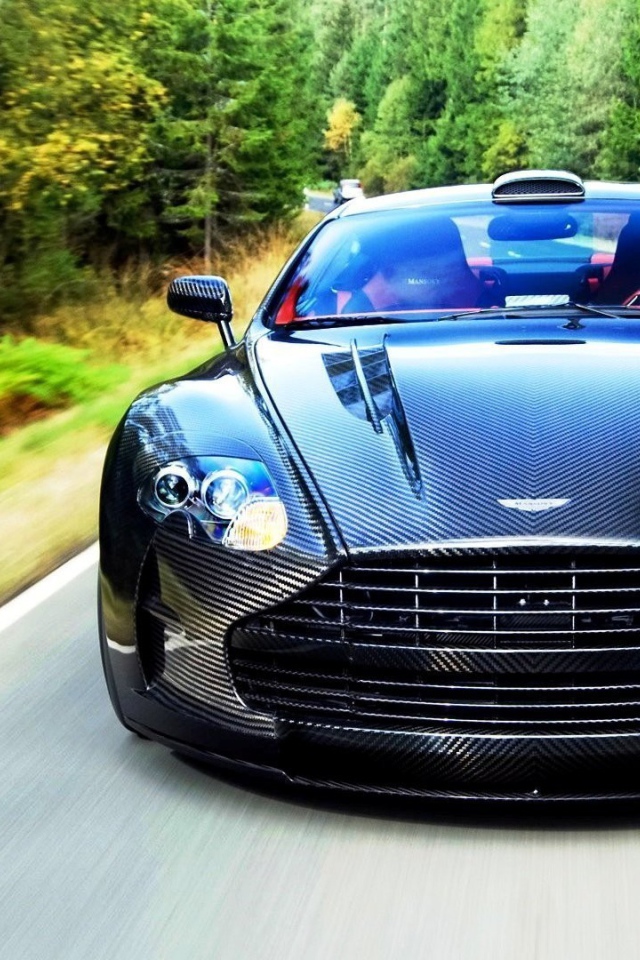 Ребристый рисунок на авто Aston Martin