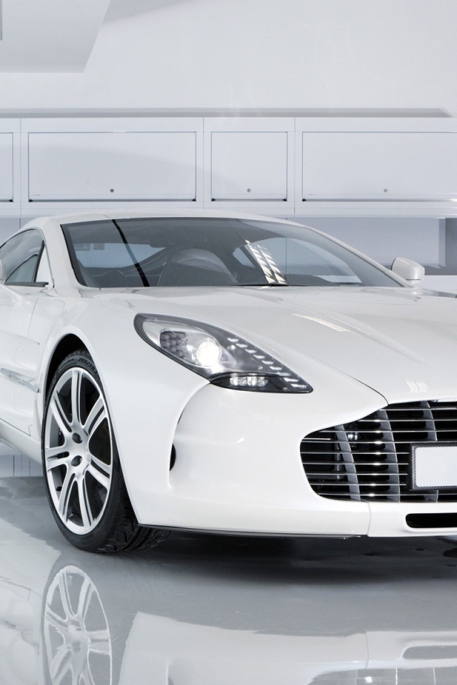 Белый Aston Martin в белом гараже