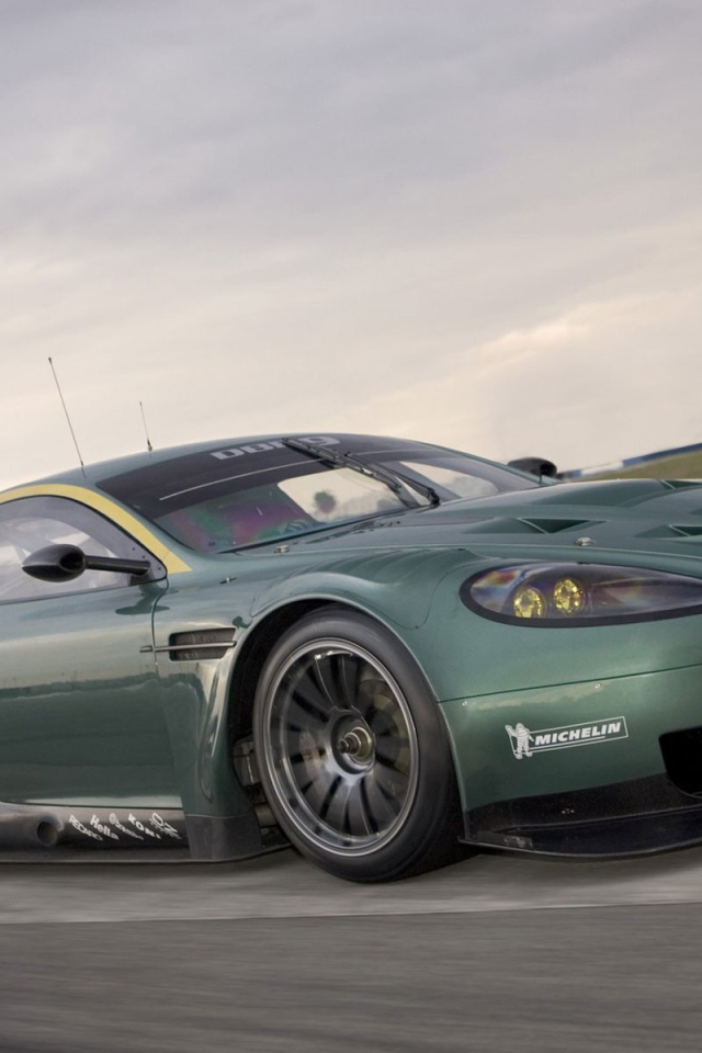 Желтый обод радиаторной решетки Aston Martin