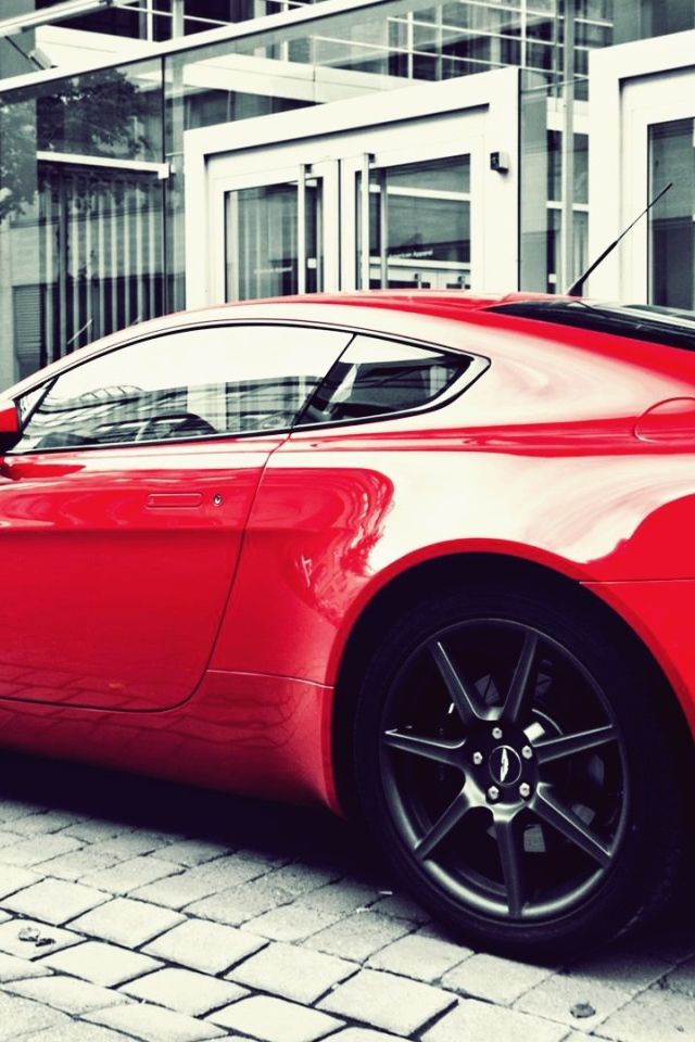 Красный Aston Martin Vanquish на улице