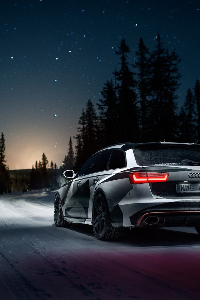 Audi RS6 Avant на ночной дороге