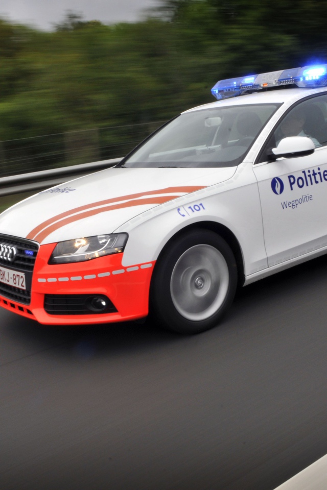 Полицейский Audi на шоссе