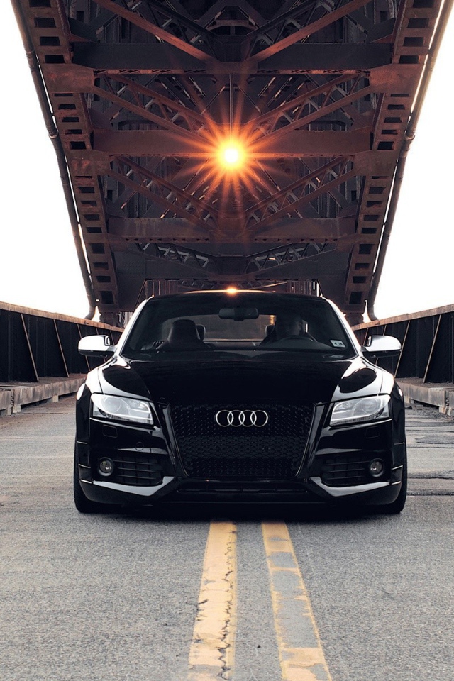 Черный Audi RS5 под разводным мостом