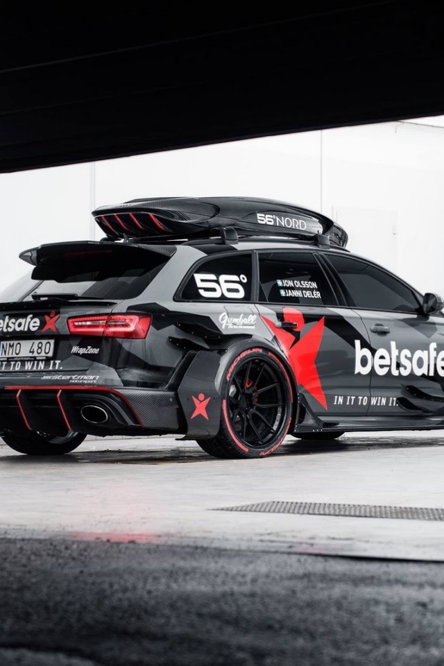 Черный Audi RS6 Avant у гаража