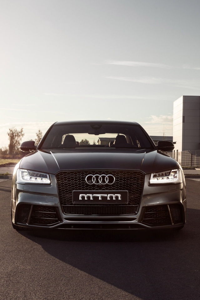Черный Audi s8 на улице