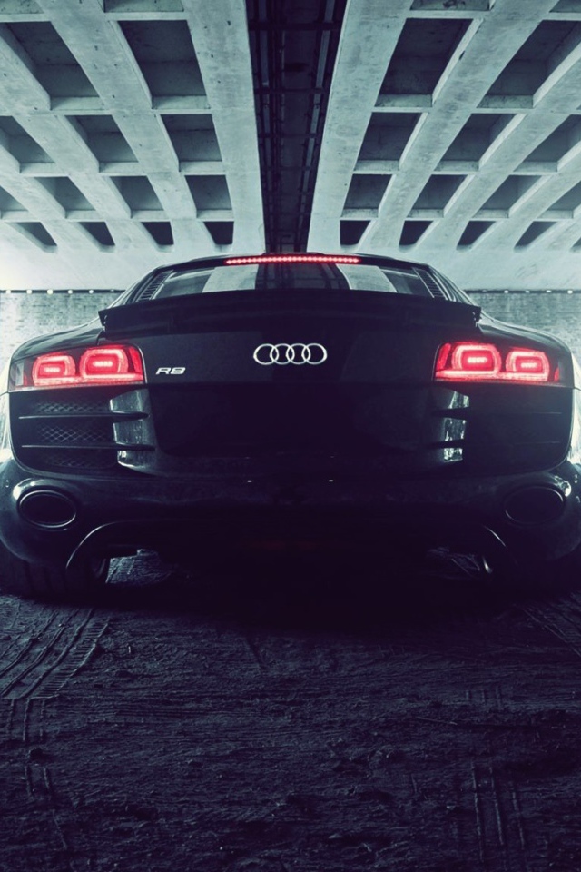 Черный Ауди под мостом