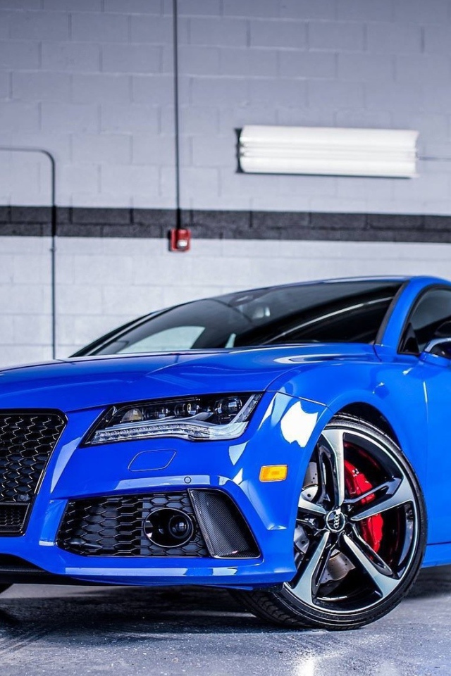 Голубой Ауди Кватро в гараже