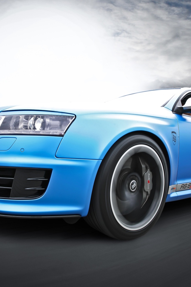 Голубой Audi RS6 Avant на шоссе