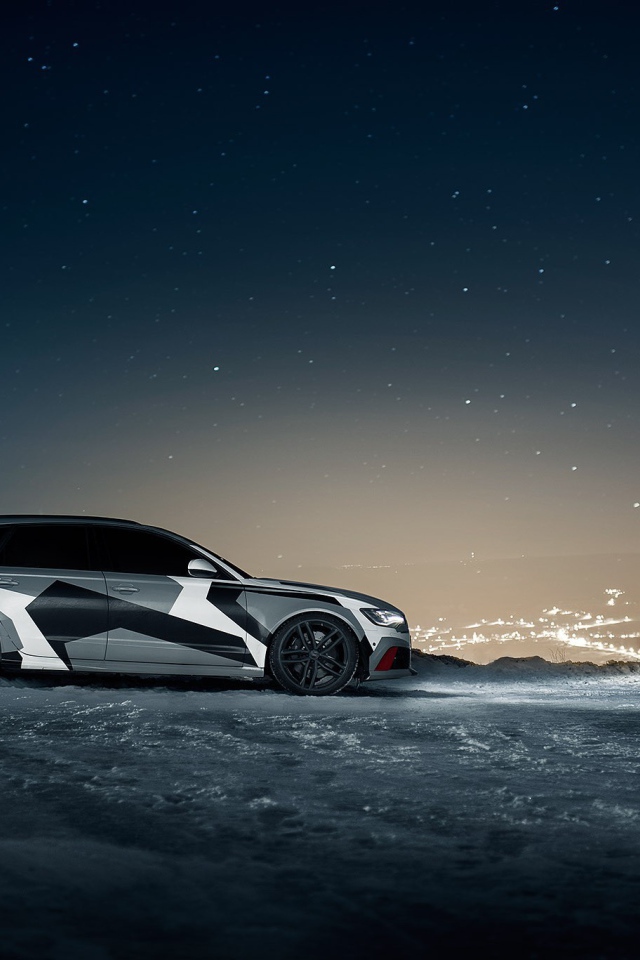 Автомобиль Audi RS6 Avant на фоне ночного города